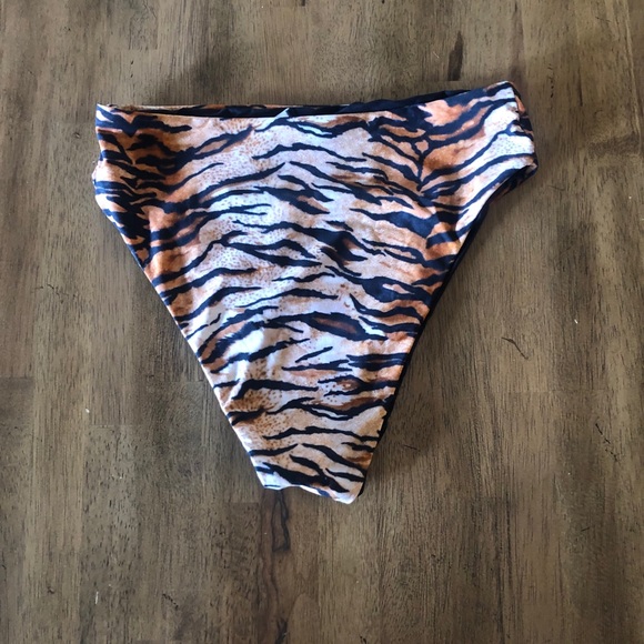 NWOT VYB Tiger Print High Waisted Bottoms - Picture 2 of 4